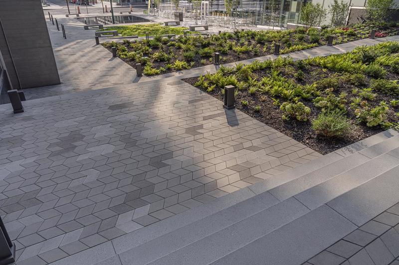 Commercial paver Diamond Smooth pavé 2022 C A114 Humaniti Hotel Montreal R A P07890 H D R